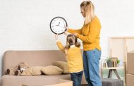 Comment accrocher solidement une pendule à un mur ?