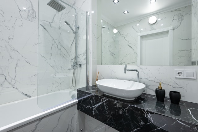 Comment savoir si un pommeau de douche est puissant ?