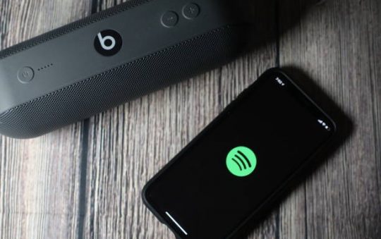 Comment emballer une plaque personnalisée Spotify pour un anniversaire ?