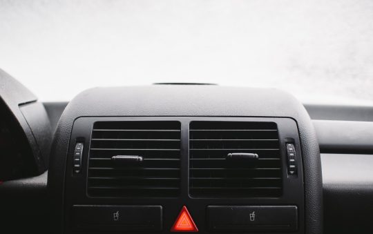 Repeindre les plastiques intérieurs de sa voiture : guide complet pour un résultat durable