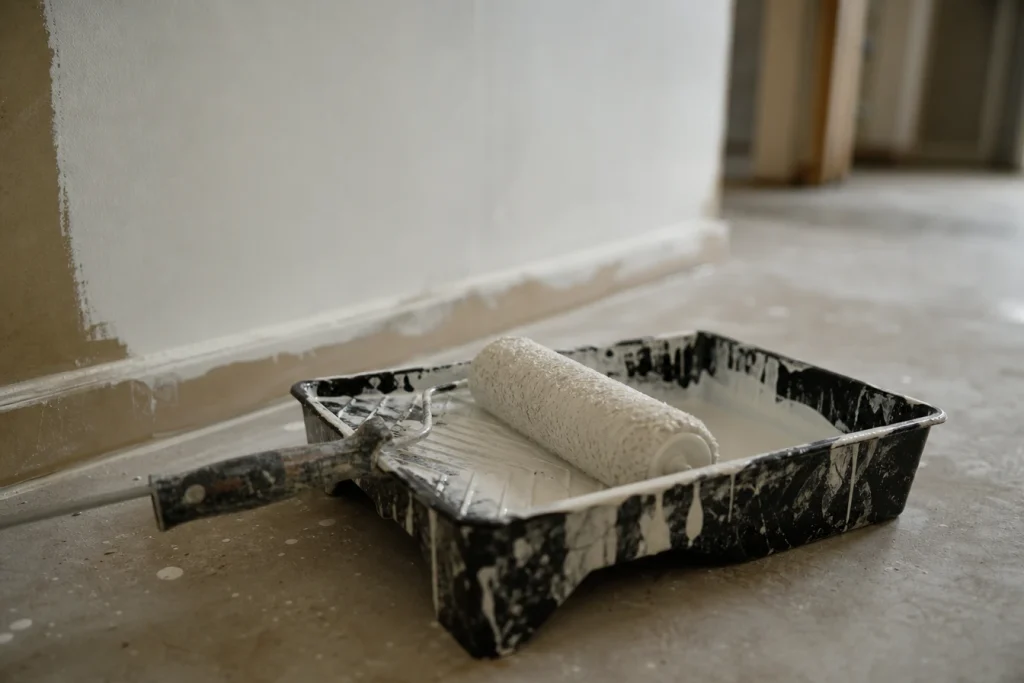 Comment bien utiliser son rouleau peinture ? Conseils et astuces pour un résultat impeccable